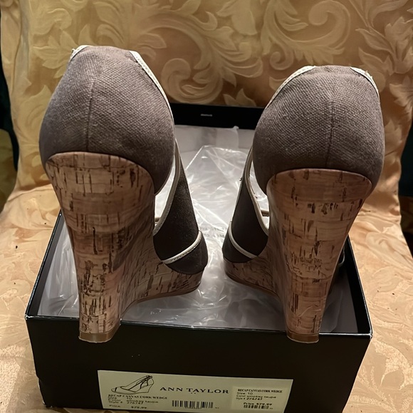 And Taylor wedges one once beige and taupe color small (dry rot) - Picture 8 of 9